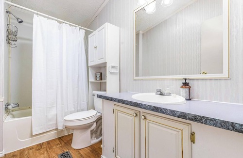 Dennis House | Sweetwater Hollow Getaway. Beautiful Lake front property.