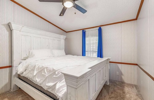 Dennis House | Sweetwater Hollow Getaway. Beautiful Lake front property.