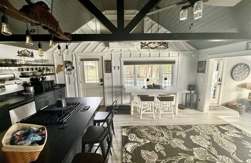 Baileyville Cabin | Sweetwater Lane – Lakefront Getaway on Pleasant Lake