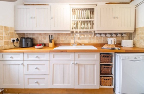 Great Hockham House | Swift Host | School Cottage | Dog Friendly