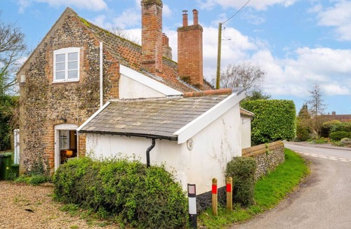 Great Hockham House | Swift Host | School Cottage | Dog Friendly