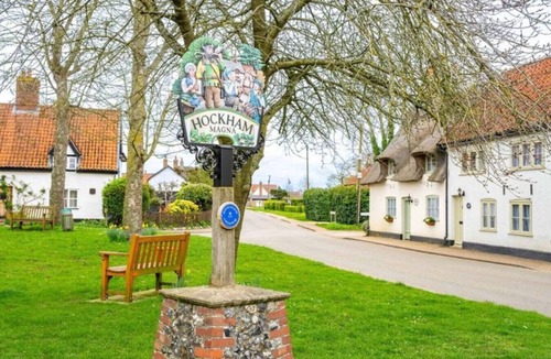 Great Hockham House | Swift Host | School Cottage | Dog Friendly