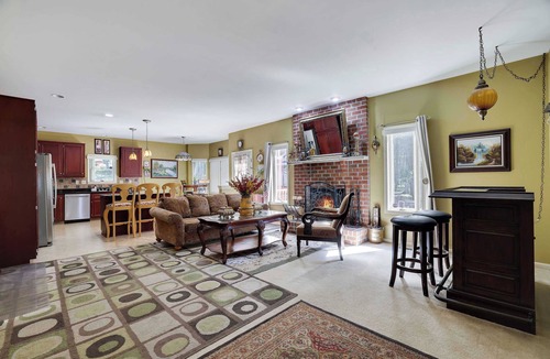 Swiftwater House | ‼️Swiftwater 4BR Home with Fireplace & Backyard