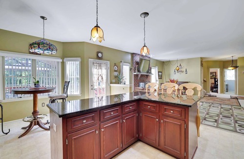 Swiftwater House | ‼️Swiftwater 4BR Home with Fireplace & Backyard