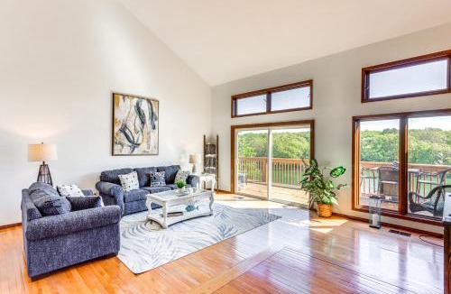 Bella Vista House | Swim & Boat Docks: Lakefront Gem in Bella Vista!