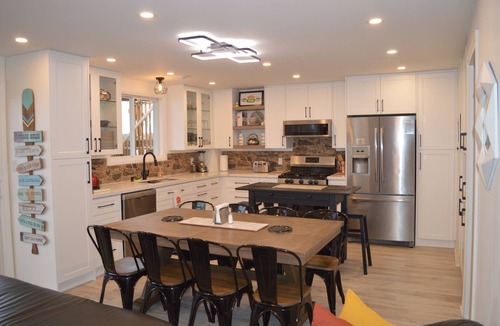 Springwater Cottage | Swim, Soak & Golf Retreat on Orr Lake