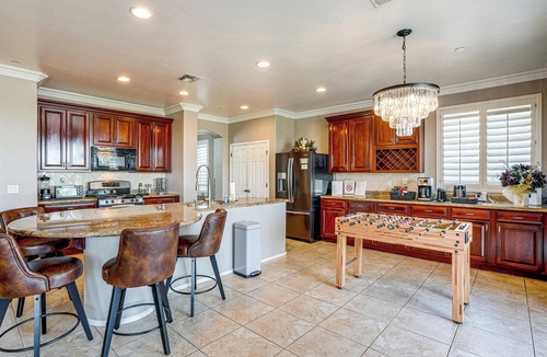 Palm Valley House | Swim-Up Bar & Games! Ultimate Goodyear Group Stay