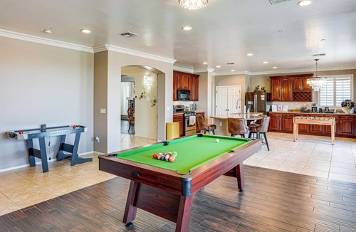 Palm Valley House | Swim-Up Bar & Games! Ultimate Goodyear Group Stay