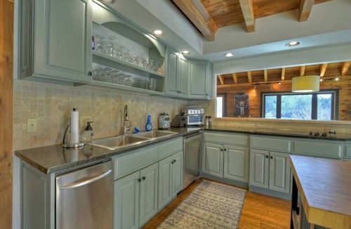 Cherry Log Cabin | Swimming Bear Lodge