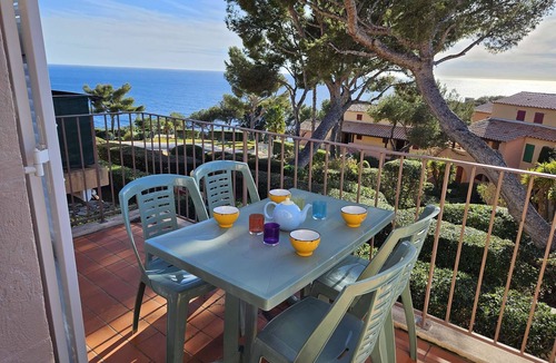 Saint-Mandrier-sur-Mer Apartment | Swimming pool, tennis, Beach.
