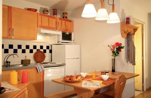 Bagneres-de-Luchon Apartment | Swimming pool, terrace, balcony, parking, tv, ski locker, 35m², Luchon-Superbagnères