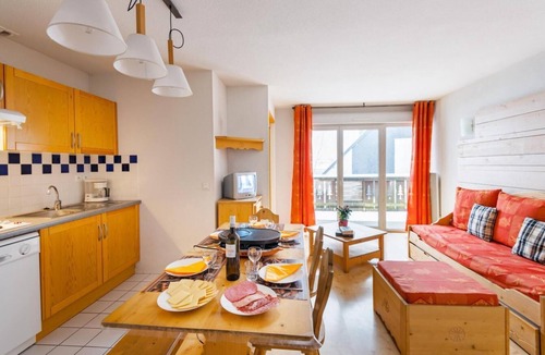 Bagneres-de-Luchon Apartment | Swimming pool, terrace, balcony, parking, tv, ski locker, 35m², Luchon-Superbagnères
