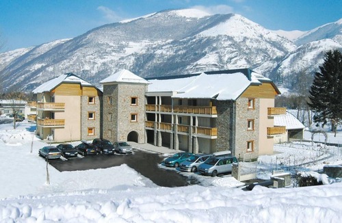 Bagneres-de-Luchon Apartment | Swimming pool, terrace, balcony, parking, tv, ski locker, 35m², Luchon-Superbagnères