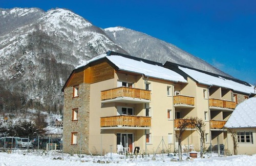Bagneres-de-Luchon Apartment | Swimming pool, terrace, balcony, parking, tv, ski locker, 35m², Luchon-Superbagnères