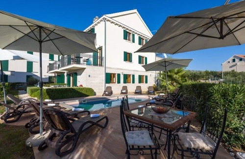 Milna (Brac) Apartment | Swimming pool Apartment Noa, 400m to beach