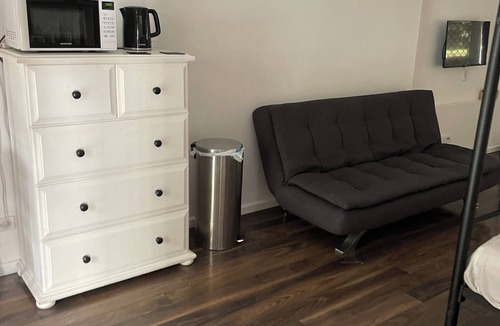 Kings Langley Apartment | Swimming pool - Sleeps 8