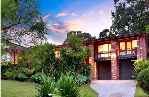 Kings Langley Apartment | Swimming pool - Sleeps 8