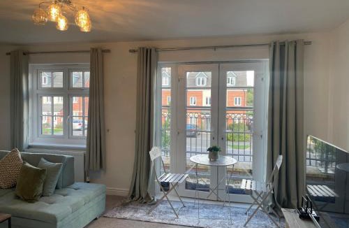 Swindon House | Swindon Double en-suite Home with Free parking