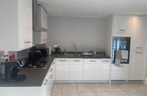 Swindon House | Swindon Double en-suite Home with Free parking