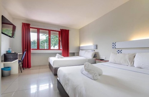 SS 2 Hotel | Swing and Pillows at PJ SS2