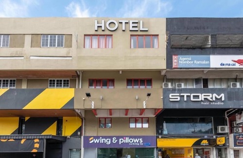 SS 2 Hotel | Swing and Pillows at PJ SS2