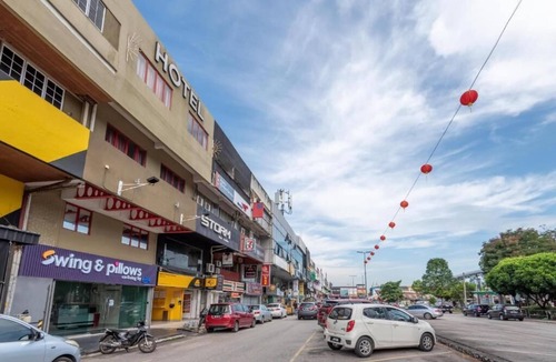 SS 2 Hotel | Swing and Pillows at PJ SS2