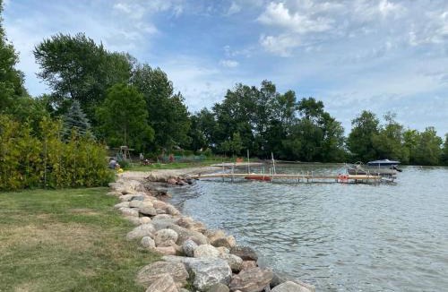 Woodville House | Swing Bridge Cottage on Lake Simcoe - Waterfront