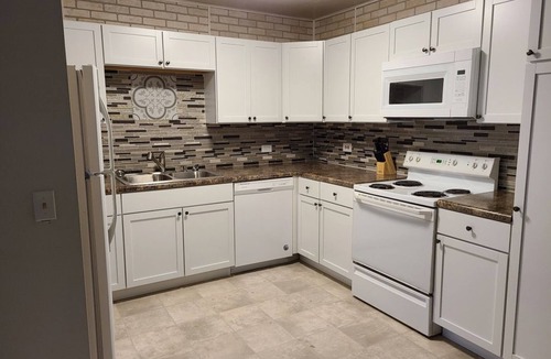 Medicine Lodge Bed & Breakfast | SwinHousing - Main Street Suite, Sleeps 8