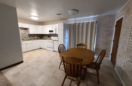 Medicine Lodge Bed & Breakfast | SwinHousing - Main Street Suite, Sleeps 8