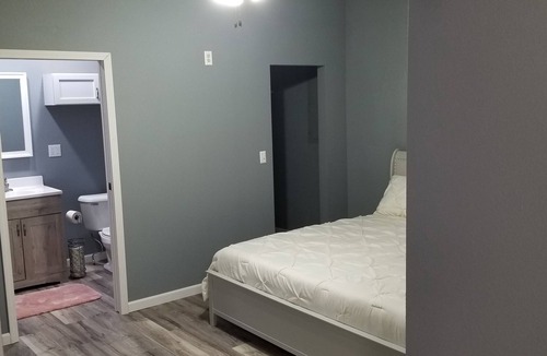 Medicine Lodge House | SwinHousing - Washington Suite, Sleeps 4
