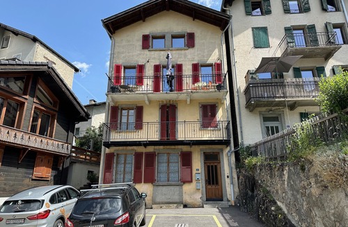 Salvan Apartment | Swiss Alpine Retreat & View near Martigny