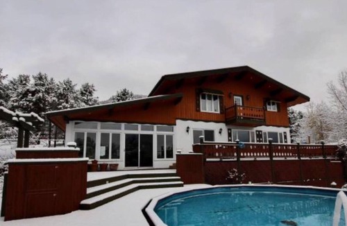 Saint-Brigitte-de-Laval House | Swiss Chalet with outdoor spa