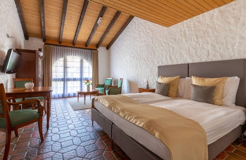 Merlischachen Hotel | Swiss-Chalet Merlischachen - Romantik Schloss-Hotel am See