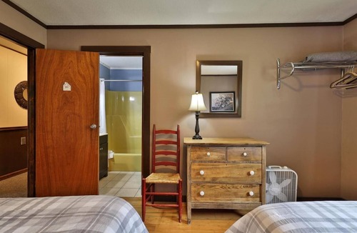 Pittsfield Hotel | Swiss Farm Inn - RM10 "Ovation" 2 Double Beds