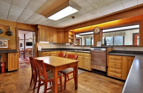 Pittsfield Hotel | Swiss Farm Inn - RM13 "Outer Limits" 2 Double Beds