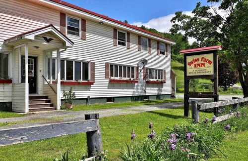 Pittsfield Hotel | Swiss Farm Inn - RM7 "Great Eastern" Queen Bed & Twin Bed
