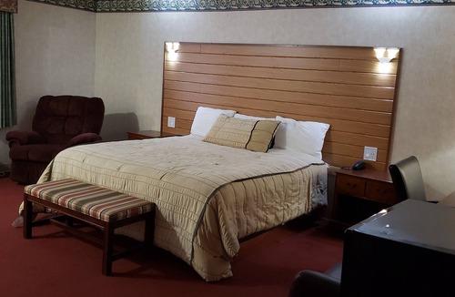 Eureka Springs Hotel | Swiss Village Inn
