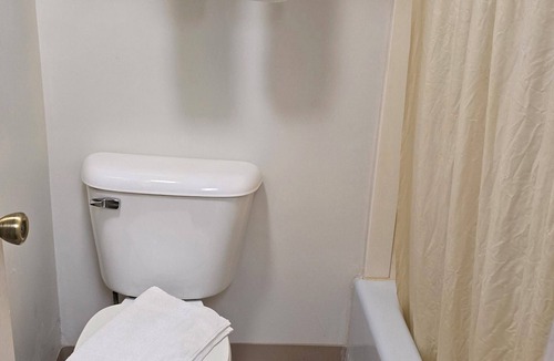 Eureka Springs Hotel | Swiss Village Inn