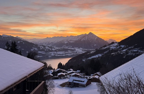 Bangerten Apartment | swissmountainview - sunny & quiet - terrace, Jacuzzi, view to lake + mountains