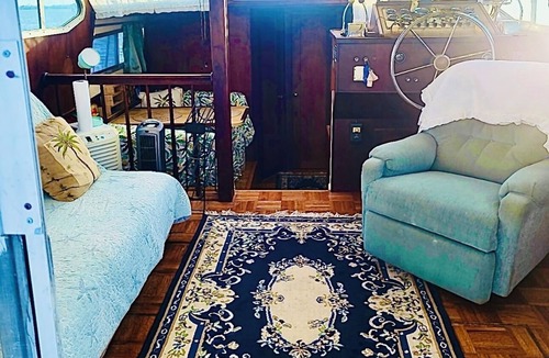 Whitney Beach Boat Rental | Swivel On Anchor