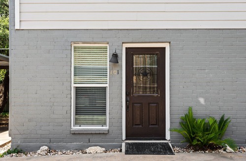 Balcones Village House | SXSW LUXURY Townhome