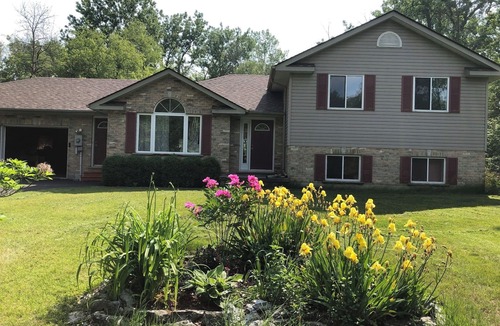 Carrying Place House | Sylvan Rest- A beautiful forest cottage at Quinte West