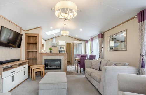 Axminster House | Symphony 3 Hot Tub Pet