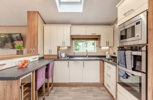 Axminster House | Symphony 3 Hot Tub Pet