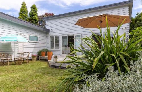 Cooks Beach House | Tūī Guesthouse