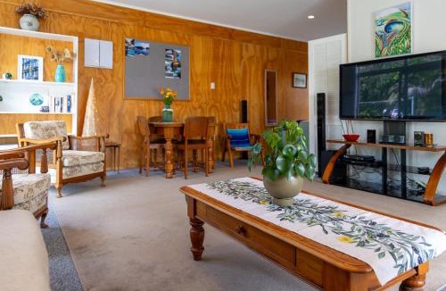 Cooks Beach House | Tūī Guesthouse