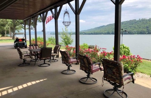 Hanover House | T&E Riverhouse Retreat