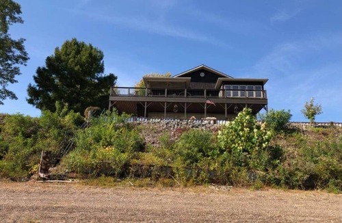 Hanover House | T&E Riverhouse Retreat
