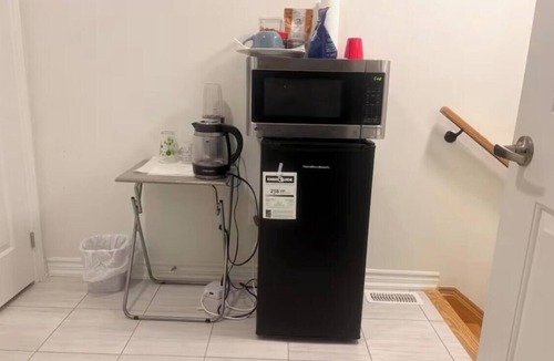 Oshawa House | t Private suite W bathroom & laundry -Oshawa . Great for out of town travellers