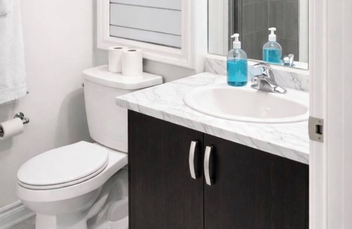 Oshawa House | t Private suite W bathroom & laundry -Oshawa . Great for out of town travellers
